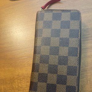 LOUIS VUITTON ZIPPY WALLET
